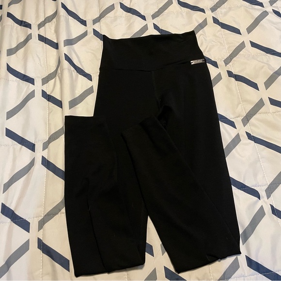 Bombshell Sportswear Refined Ribbed leggings - Picture 3 of 10